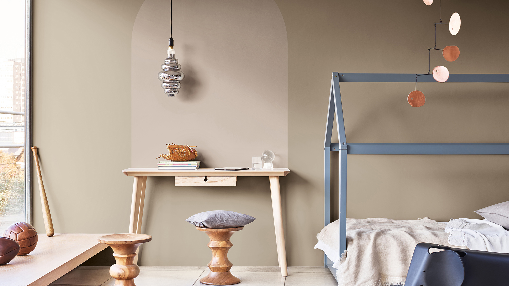 Vòm sơn ở phía trên bàn làm việc có giường trẻ Dulux_CF21_how-to_arch_child's bedroom_Global_1