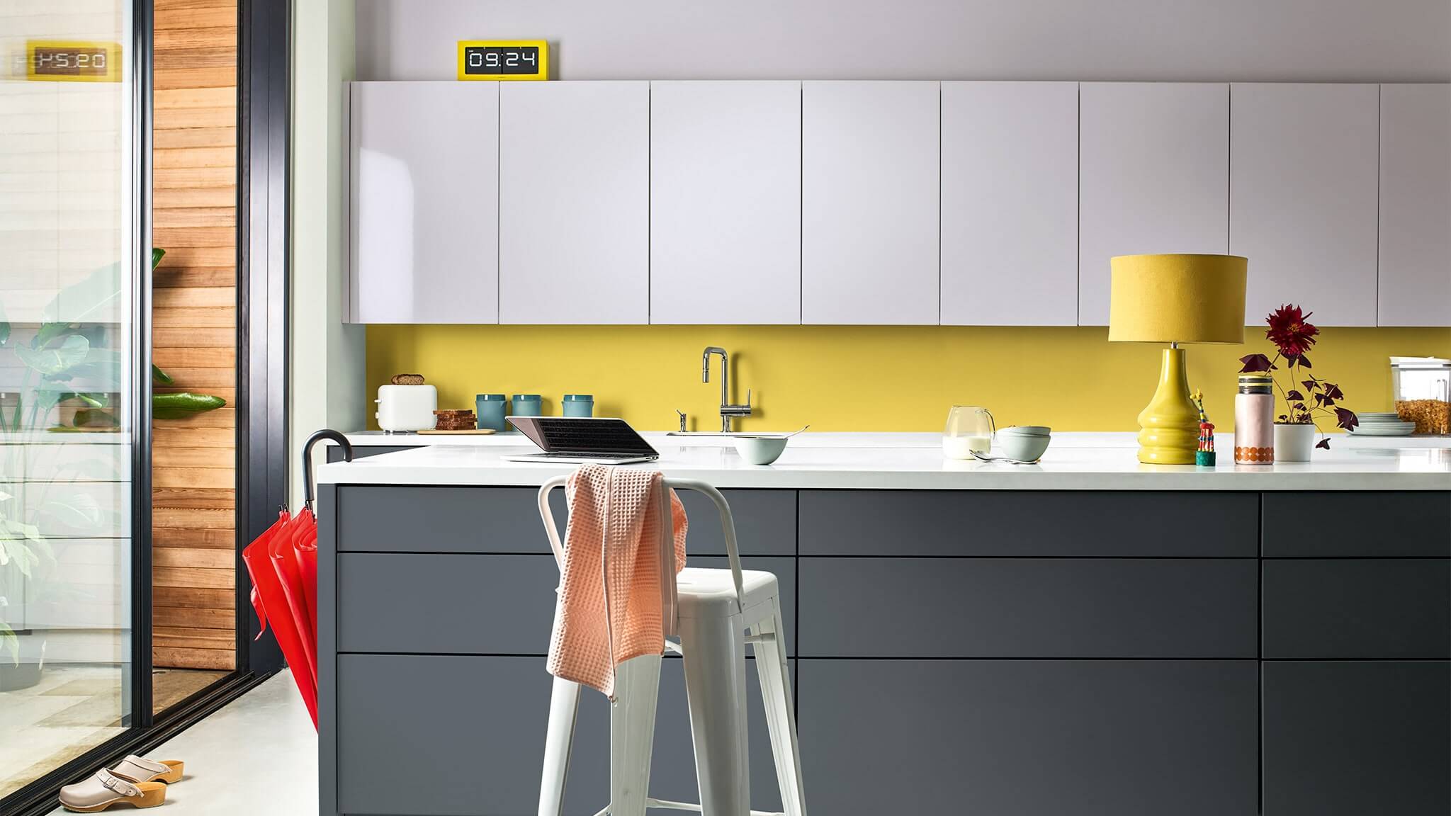 Nhà bếp đa màu sắc với màu Tranquil Dawn, Màu Dulux của năm 2020 cf20_color_of_the_year_2020_kitchen