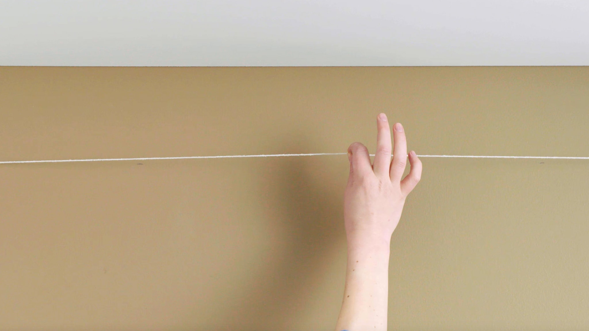 Tạo đường hướng dẫn bằng phấn Dulux-Mau-tuong-lai-Mau-chu-dao-nam-2019-Cach-lam-soc-tran-nha-Viet-nam-3