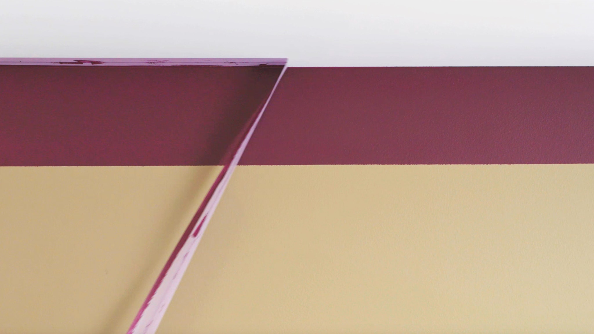 Tháo bỏ băng dính Dulux-Mau-tuong-lai-Mau-chu-dao-nam-2019-Cach-lam-soc-tran-nha-Viet-nam-6