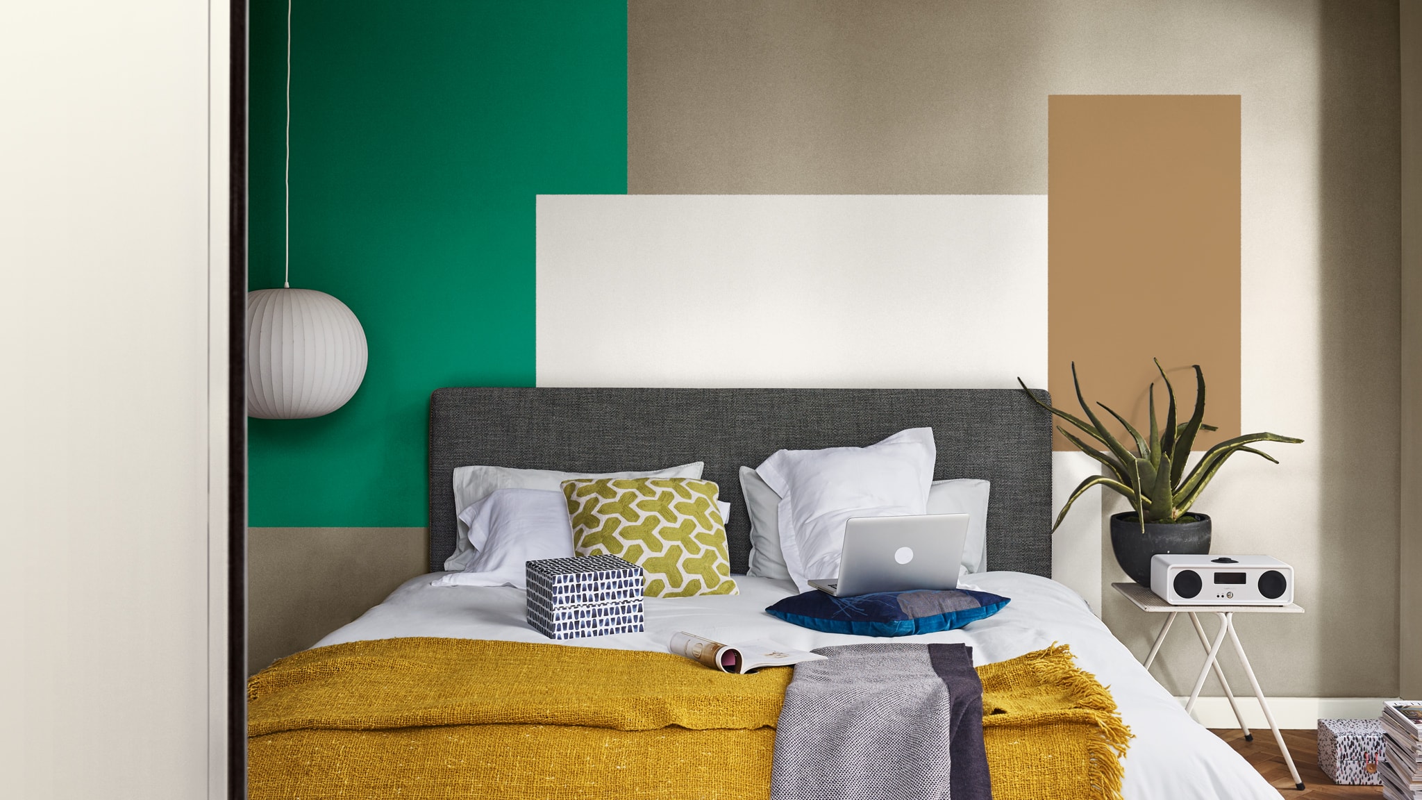 Khoác màu áo mới cho phòng ngủ rực rỡ với màu Nâu Mật Ong Nhạt Dulux-Mau-tuong-lai-Mau-chu-dao-nam-2019-Mot-khong-gian-thoa-nguyen-dam-me-Phong-ngu-Cam-hung-Viet-nam-39