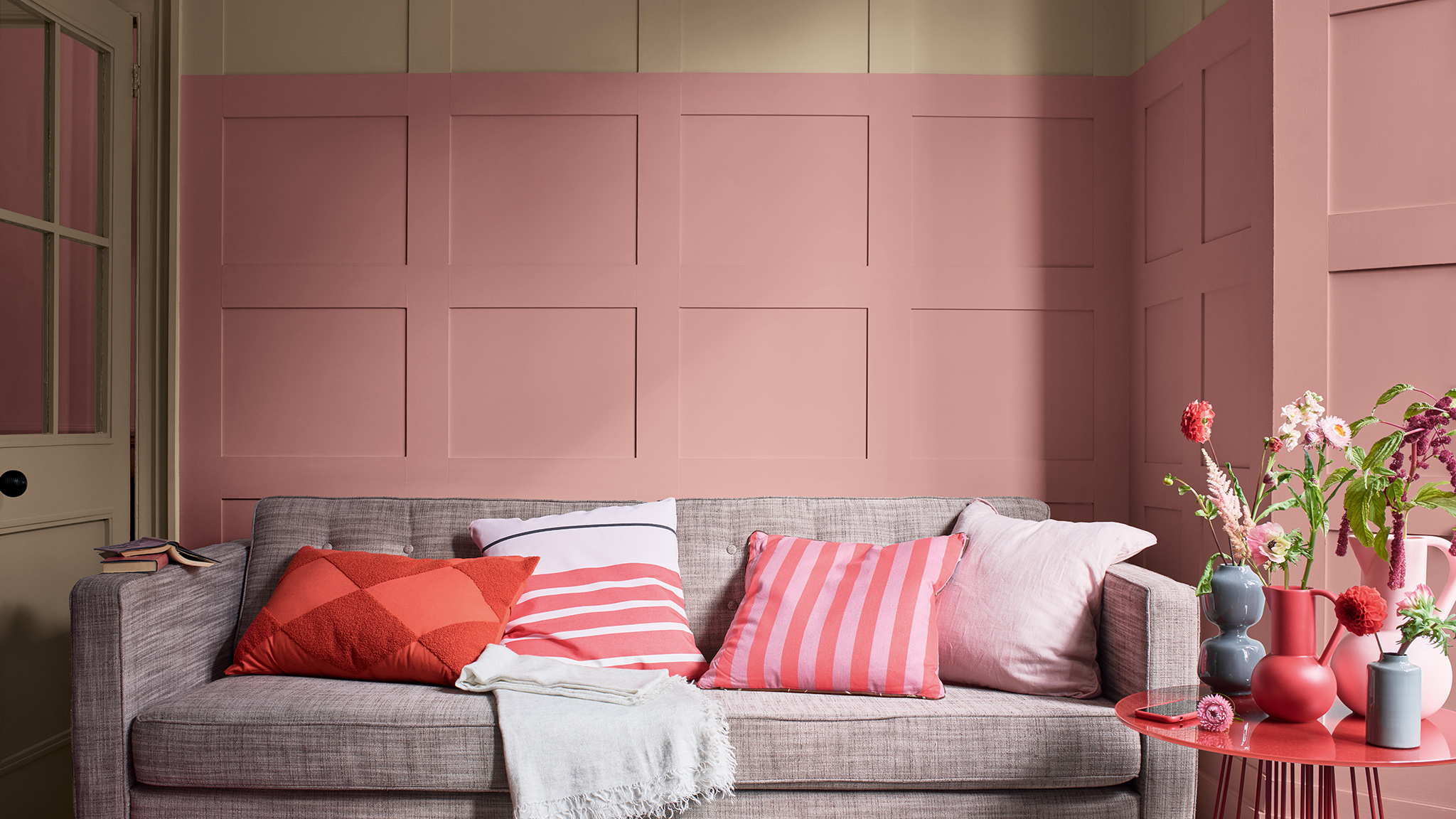 Phòng khách với tường kẻ ô màu hồng nhạt và Brave Ground Dulux_CF21_Color_of_2021_Expressive_colors_global_2