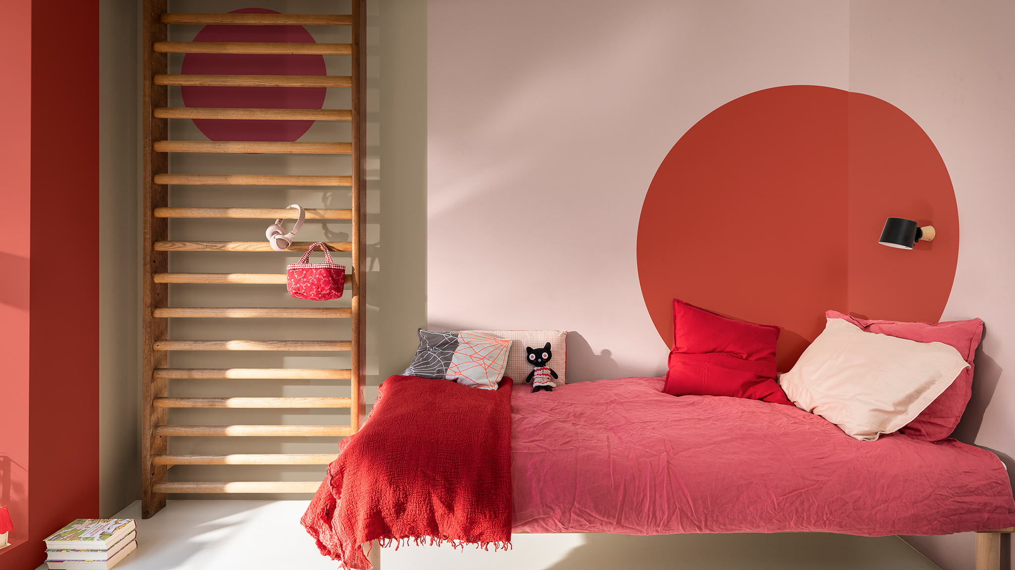 Vòng tròn đỏ trên tường hồng nhạt có điểm nhấn trung tính Dulux_CF21_Colour_of_the_year_Expressive_colors_global_1