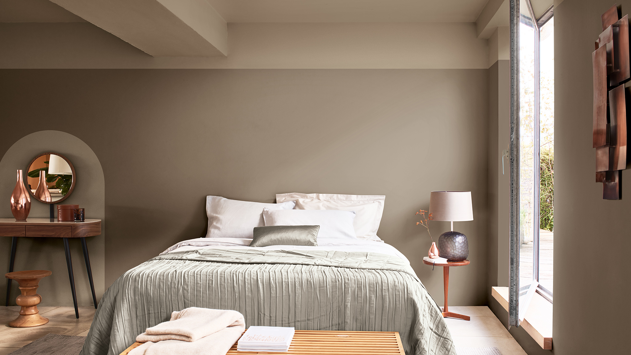 Phòng ngủ sơn bức tường chia đôi ở phía cao và vòm bao quanh bàn trang điểm Dulux_CF21_Colour_of_the_Year_Trust_colors_global_1