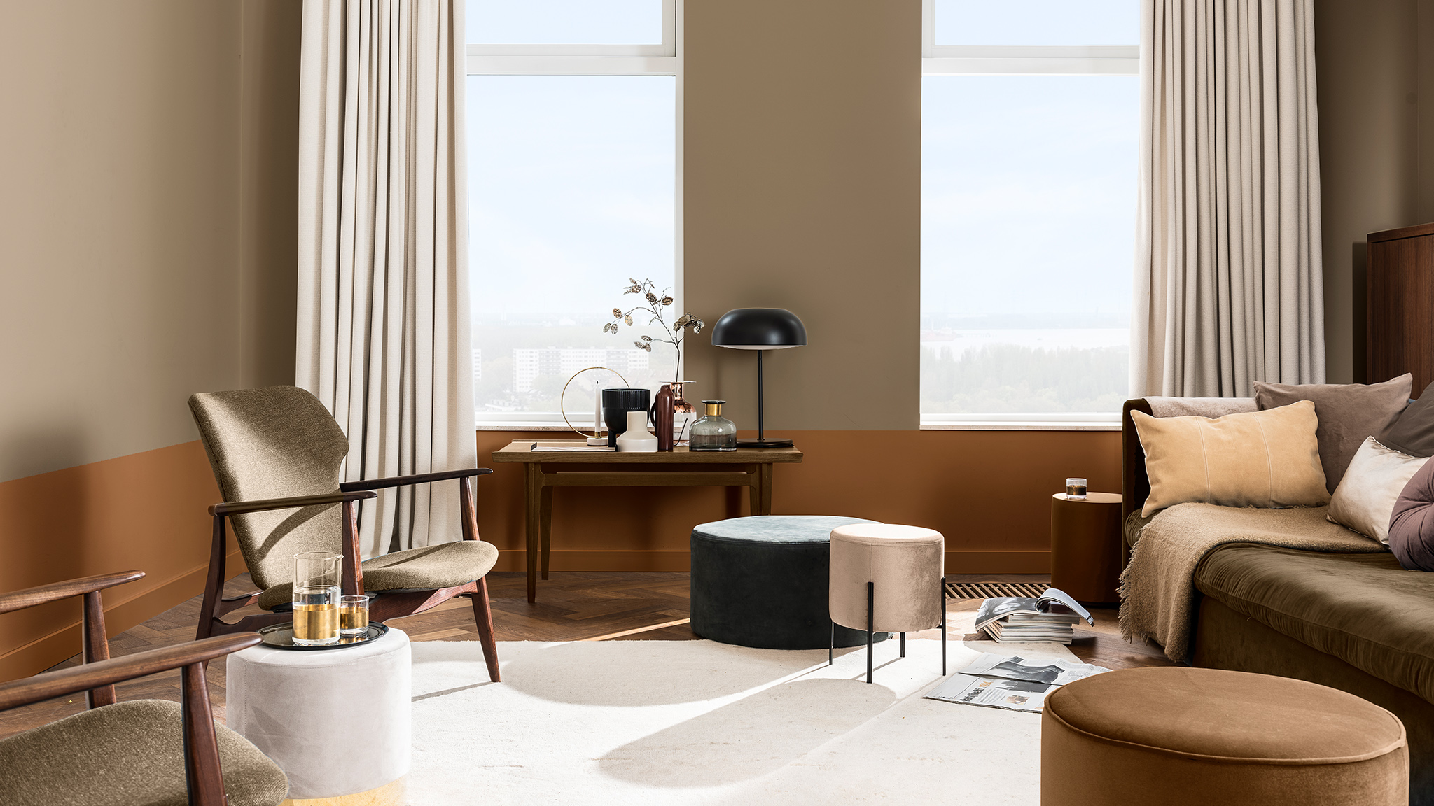 Phòng khách có tường chia đôi thấp màu be, nâu đỏ Dulux_CF21_Color_of_the_Year_Trust_colors_global_2
