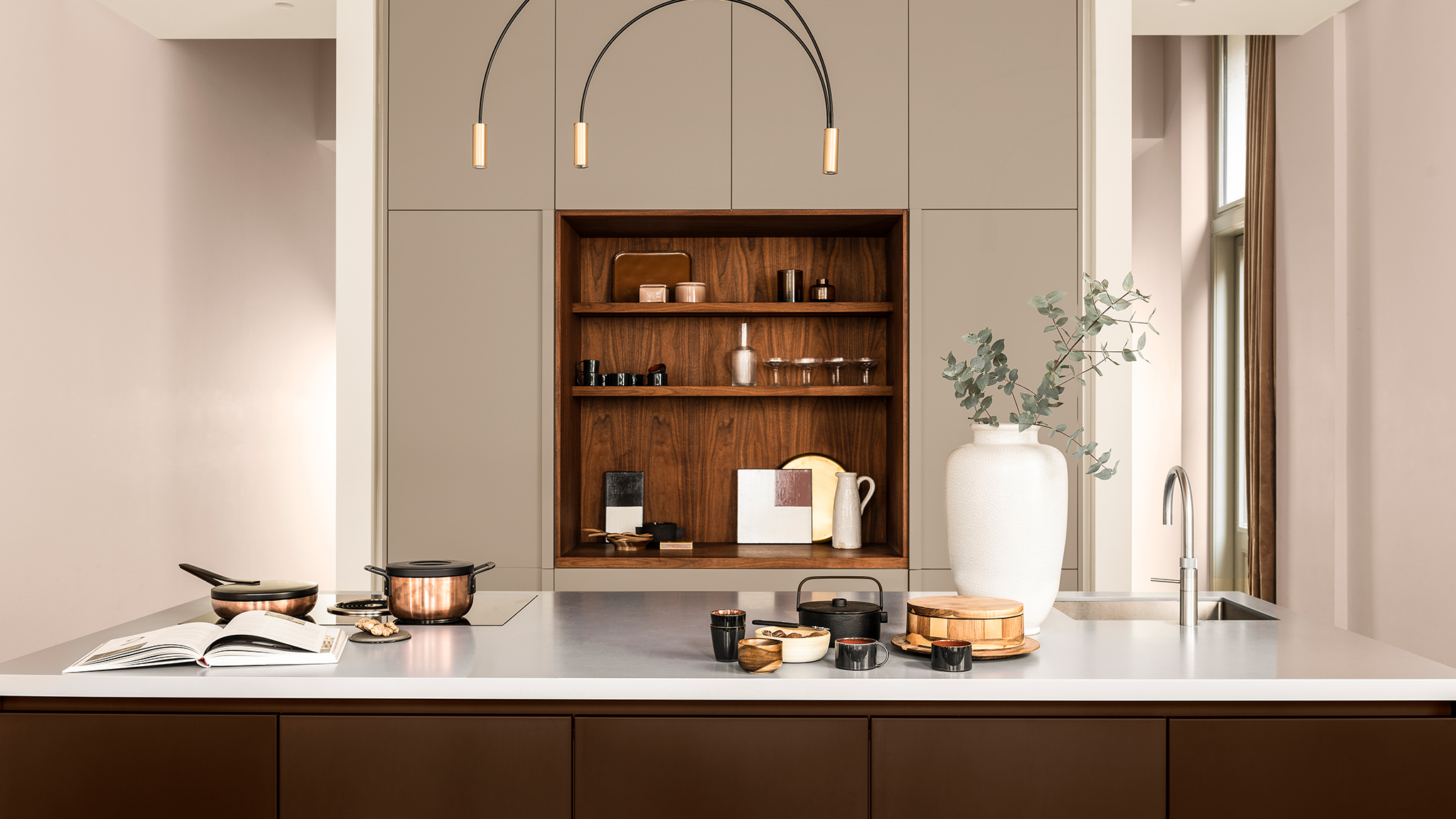 Bếp có tủ sơn màu be trung tính Dulux_CF21_Color_of_the_Year_Trust_colors_global_3