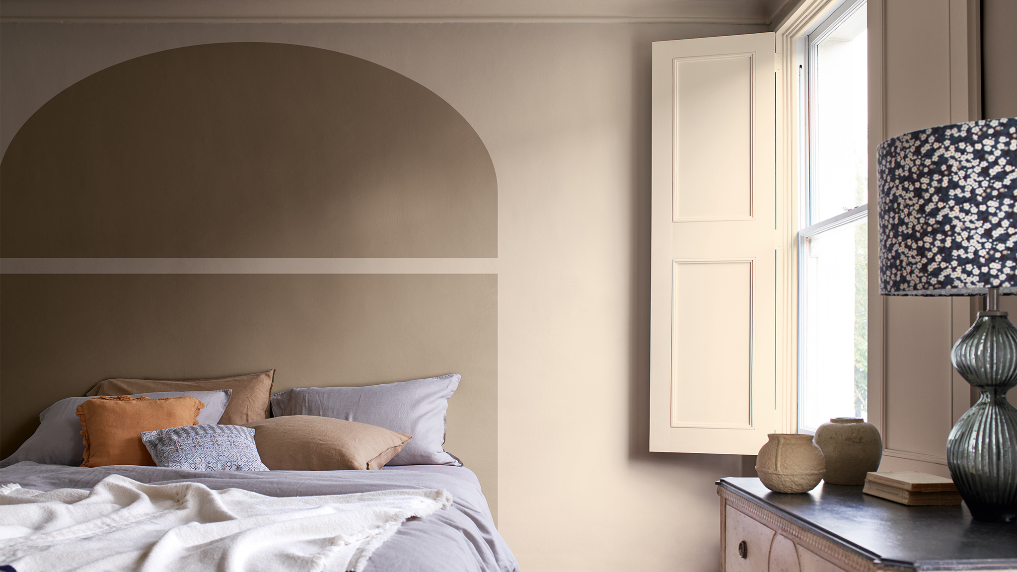 Chia vòm đã sơn sau giường có cửa sổ và cửa chớp Dulux_CF21_how-to_arch_bedroom_Global_3
