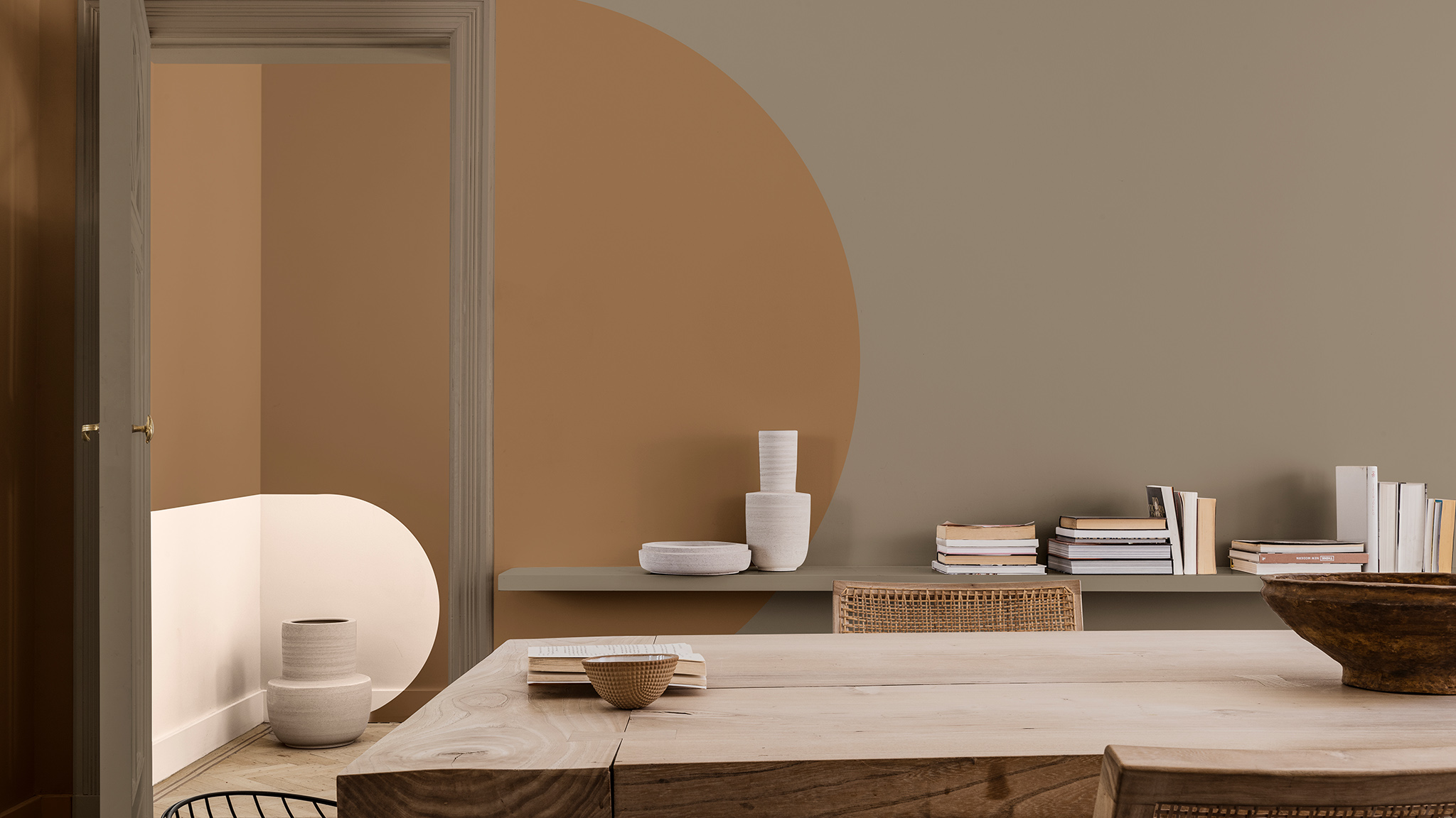 Đường cong màu kem và nâu trên tường có bàn ăn và ghế ở phía trước Dulux_CF21_how-to_arch_dining room_Global_4