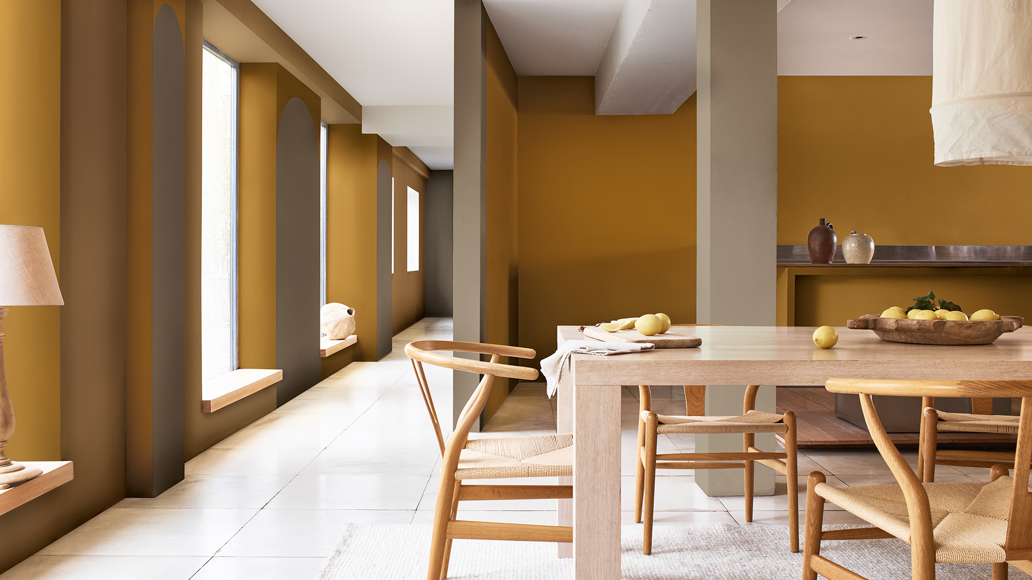 Phòng ăn không gian mở có bàn gỗ và cửa sổ cao ở bên trái Dulux_CF21_how-to_arch_dining room with windows_Global_5